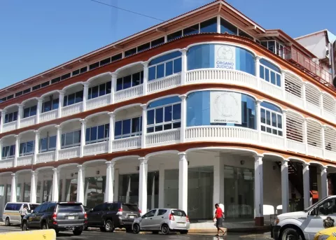 Lo detienen por actos libidinosos y corrupción de menores