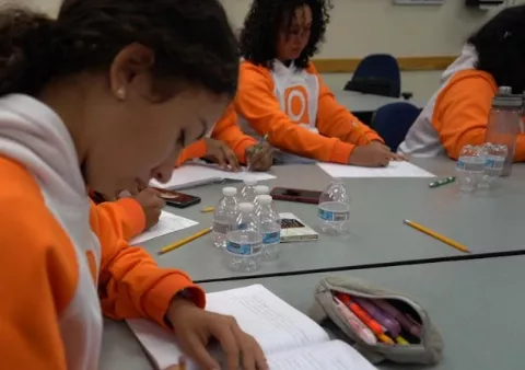 Participantes llegan a la Academia Nacional de Oratoria