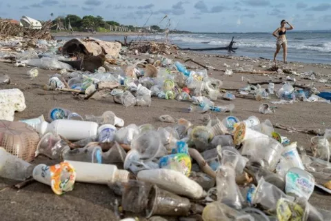 Lanzan iniciativa de combate a la contaminación por plástico