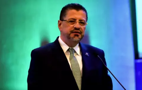 Presidente de Costa Rica en Panamá para tratar migración 