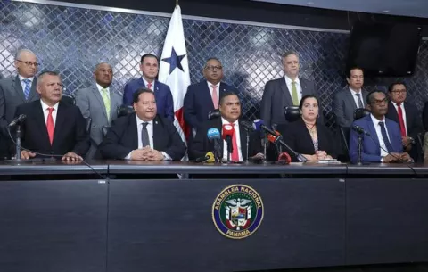 Diputados propondrán suspender efectos del contrato minero