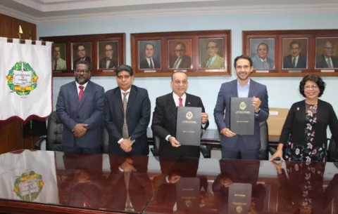 UP firma contrato para diseño de la Facultad de Medicina