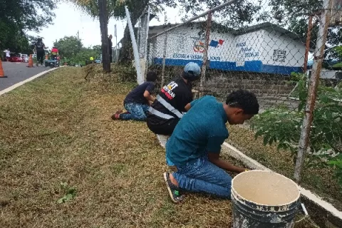 Padres de familia remozan y pintan la escuela Quebrada Honda