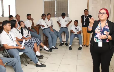 Orientan a estudiantes sobre manejo de emociones y suicidio