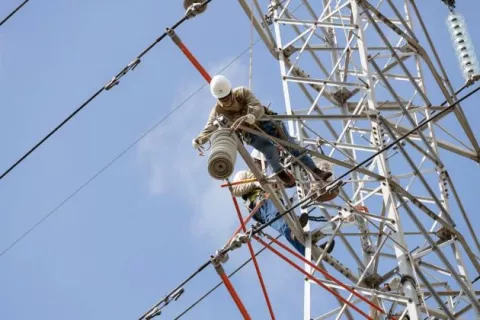 Linieros, trabajo de alto riesgo en Panamá