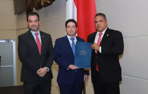 Presentan proyecto que prohíbe concesión de minería metálica