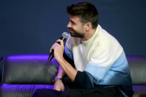 Gerard Piqué se cayó se un escenario en México