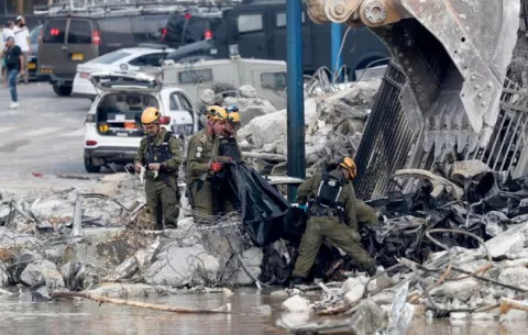 EE.UU. apoya a Israel con portaaviones y destructores