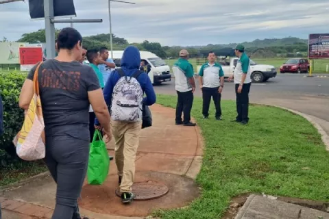 Transportistas de tres provincias mantienen la paralización