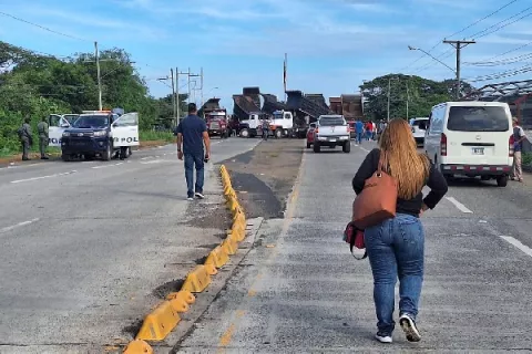 Transporte paraliza operaciones totalmente en Herrera