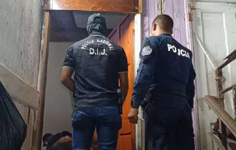 Pistoleros matan de más de 10 disparos a hombre en Colón 