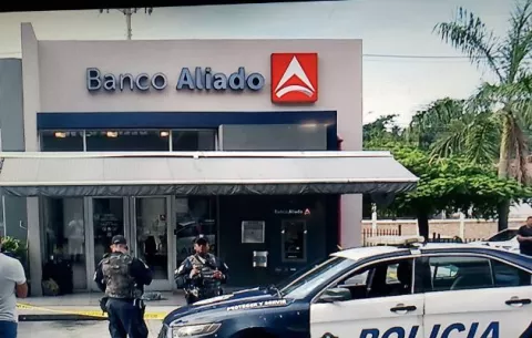 Delincuentes roban en banco de Brisas del Golf