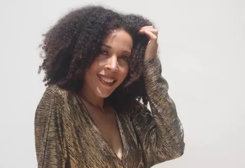 'Tiempo', el nuevo tema de la panameña Julie Minelli
