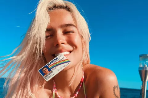 Karol G disfruta de sus vacaciones con música del Roockie