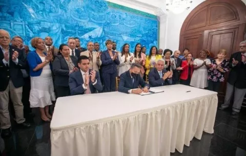 Cortizo sanciona Ley que adopta Plan de Desarrollo de Colón