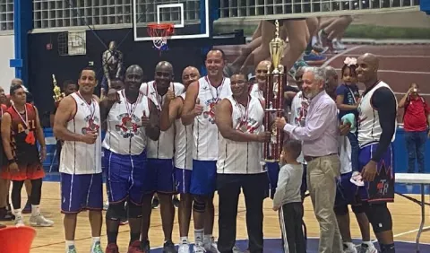 Leyendas se corona en la liga de baloncesto de la ACP