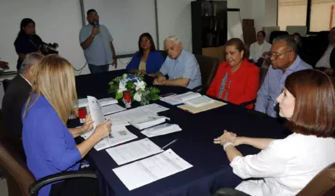 Linares de Martinelli entrega documentos de forma manual