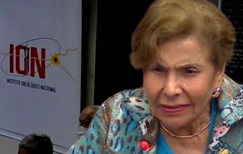 Correa tildó de 'hipocresía' adornar edificios de rosado