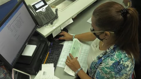 Meduca entrega 1,291 cheques a docentes