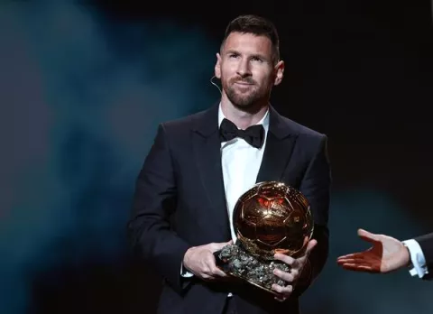 Messi alza su octavo Balón de Oro