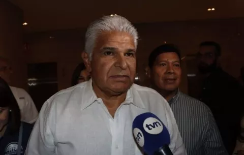 Mulino: Nunca he visto que un amparo  no suspenda un proceso