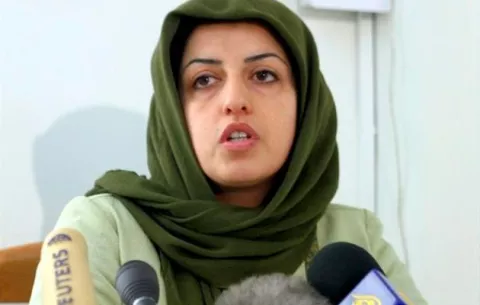 Otorgan Premio Nobel de la Paz a la iraní Narges Mohammadi