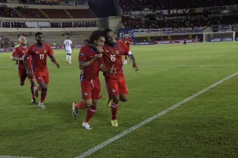 Panamá golea a Guatemala y enfrentará a Costa Rica 