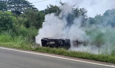1 persona muere calcinada en vuelco en Pedasí, hay 2 heridos