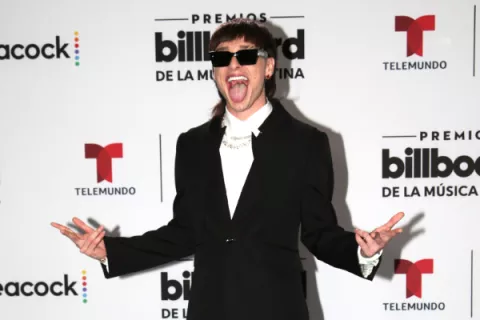 Peso Pluma derroca a Benito como el rey de la música latina