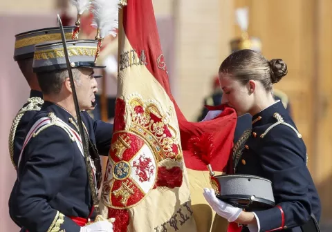 Leonor de Borbón jura bandera en presencia de sus padres