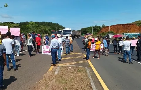 Cierran vía en Veraguas exigiendo construcción de hospital 