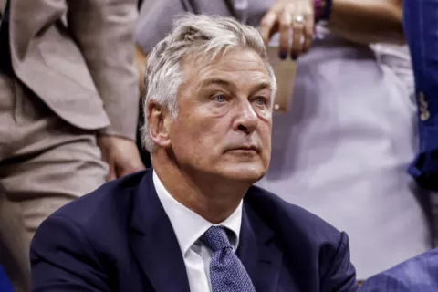 Muchas preguntas y la sombra de la ley sobre Alec Baldwin