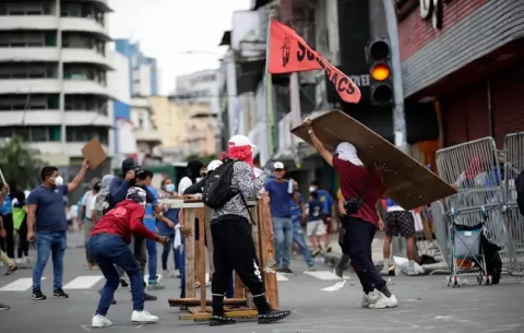 Gobierno busca silenciar diarios cuando vive su peor crisis