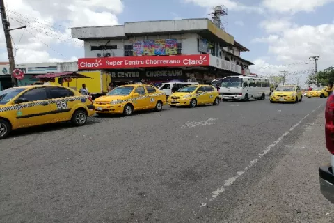 Taxistas exigen suspender el aumento de pólizas de seguro