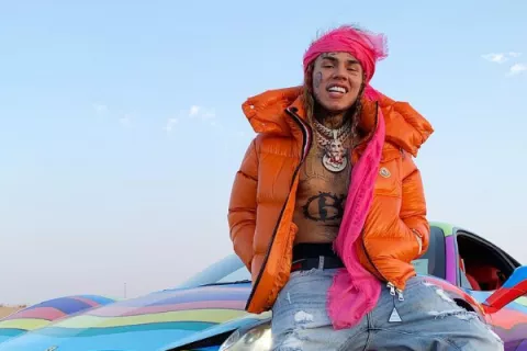 Tekashi 6ix9ine permancerá en presión a la espera del fallo