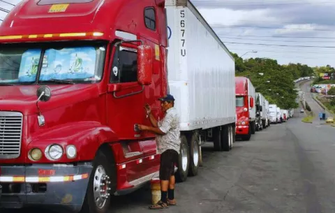 Transportistas de carga anuncian paralización del servicio