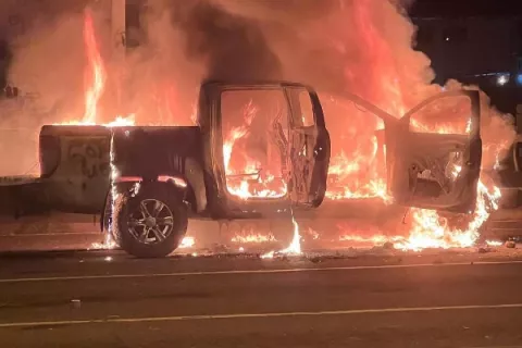 Enfrentamientos y autos oficiales incendiados en Santiago