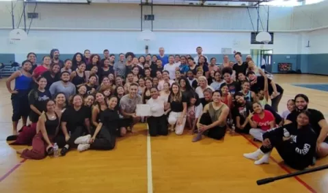 Bailarín Yaniv Abraham brinda clase de gaga