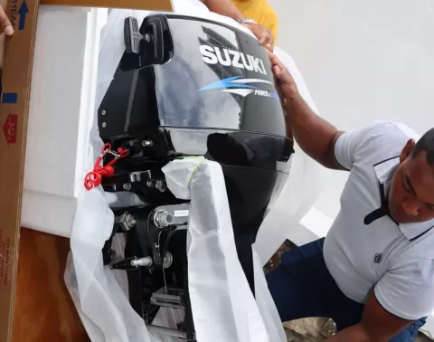 Donan motor fuera de borda a gremio de pescadores de Taboga