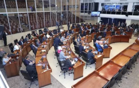 Denuncian a diputados que votaron a favor de contrato minero