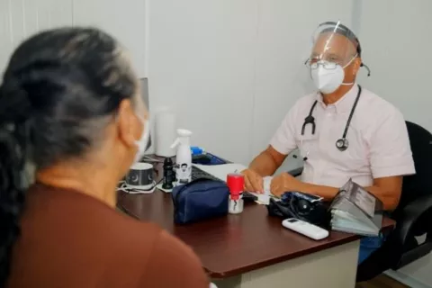 En medio de crisis, piden no descuidar control médico