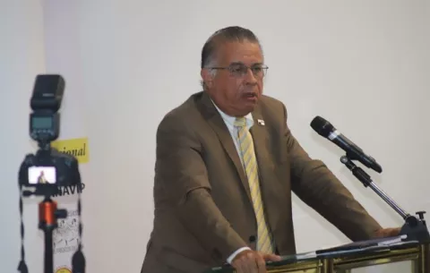 Augusto Valderrama, un ministro rodeado de polémicas