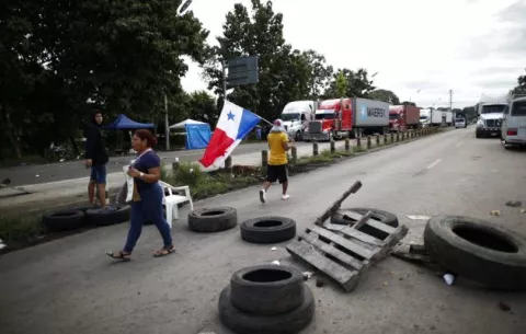 El Salvador pide un corredor humanitario para transportistas