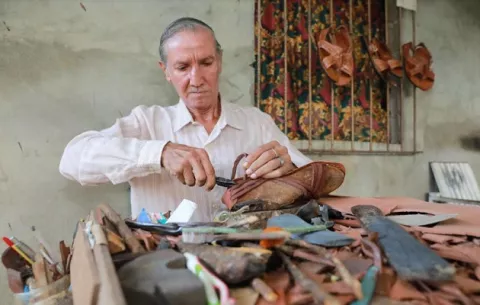 Maestro del cuero mantiene viva la tradición de las cutarras