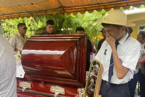 Honores al docente y al esposo de una educadora asesinados