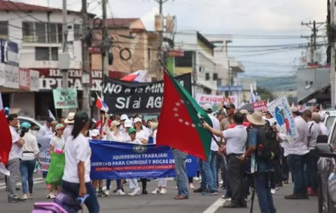 Chiricanos marchan para exigir apertura de carreteras