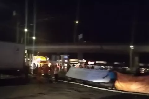 Sigue el caos en Colón, cierran las vías del ferrocarril