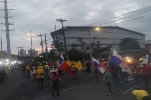 Agrupaciones realizan cierres en varios puntos del interior