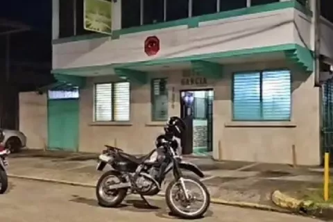 Encapuchados armados asaltan una pensión en ciudad de Colón