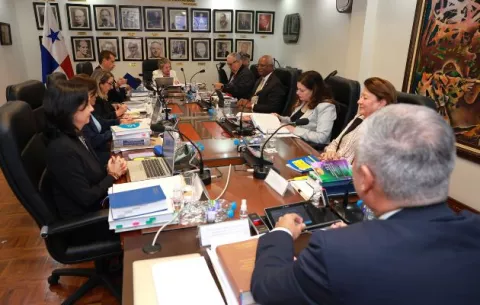 Corte analiza en sesión permanente contrato Ley 406